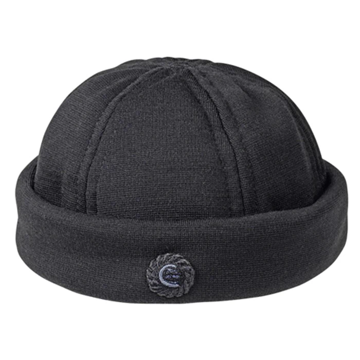 En sort strikhue med foldet kant og et lille dekorativt mærke foran.